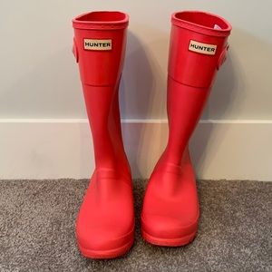 Girls pink Hunter rain boots (size 6 girls/7 women’s)